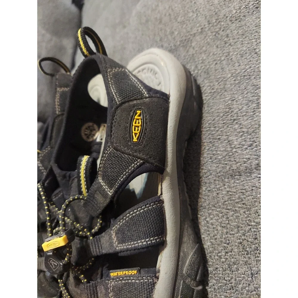 KEEN Newport H2 Mens 8.5 Black Sandals Closed Toe Summer Waterproof Sport Hike